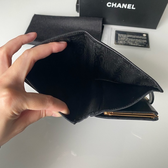 SOLD❌ Chanel Vintage Bi-Fold Wallet in Caviar - Picture 8 of 11